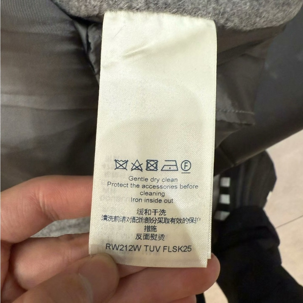 ❌sold❌Authentic Louis Vuitton Gray and White Mini Skirt - Picture 5 of 6